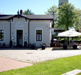 Der Wasserschout bei Tag, Sonne, mit Terasse, Schirme offen