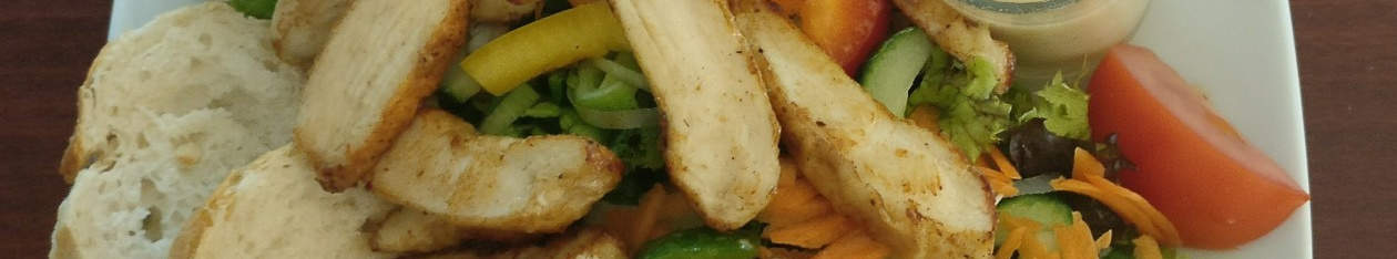 Großer Salat mit Hähnchen