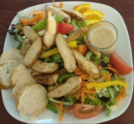 Großer Salat mit Hähnchen